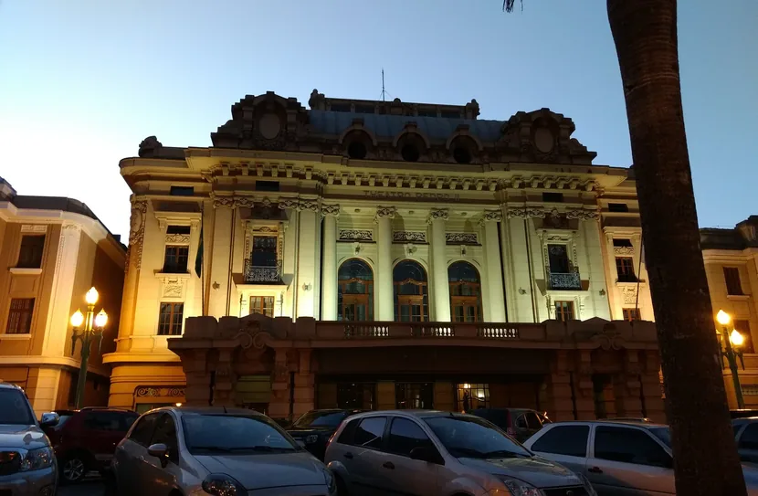 Theatro Pedro II iluminado ao anoitecer, no centro de Ribeirão Preto