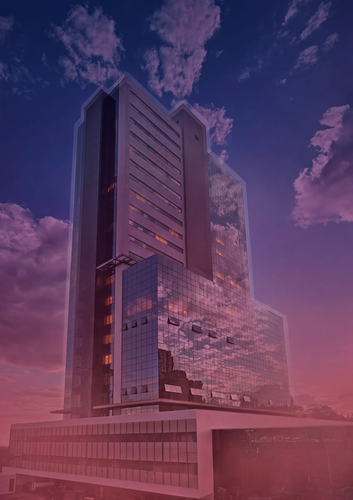 Edifício corporativo moderno representando crescimento e estabilidade empresarial